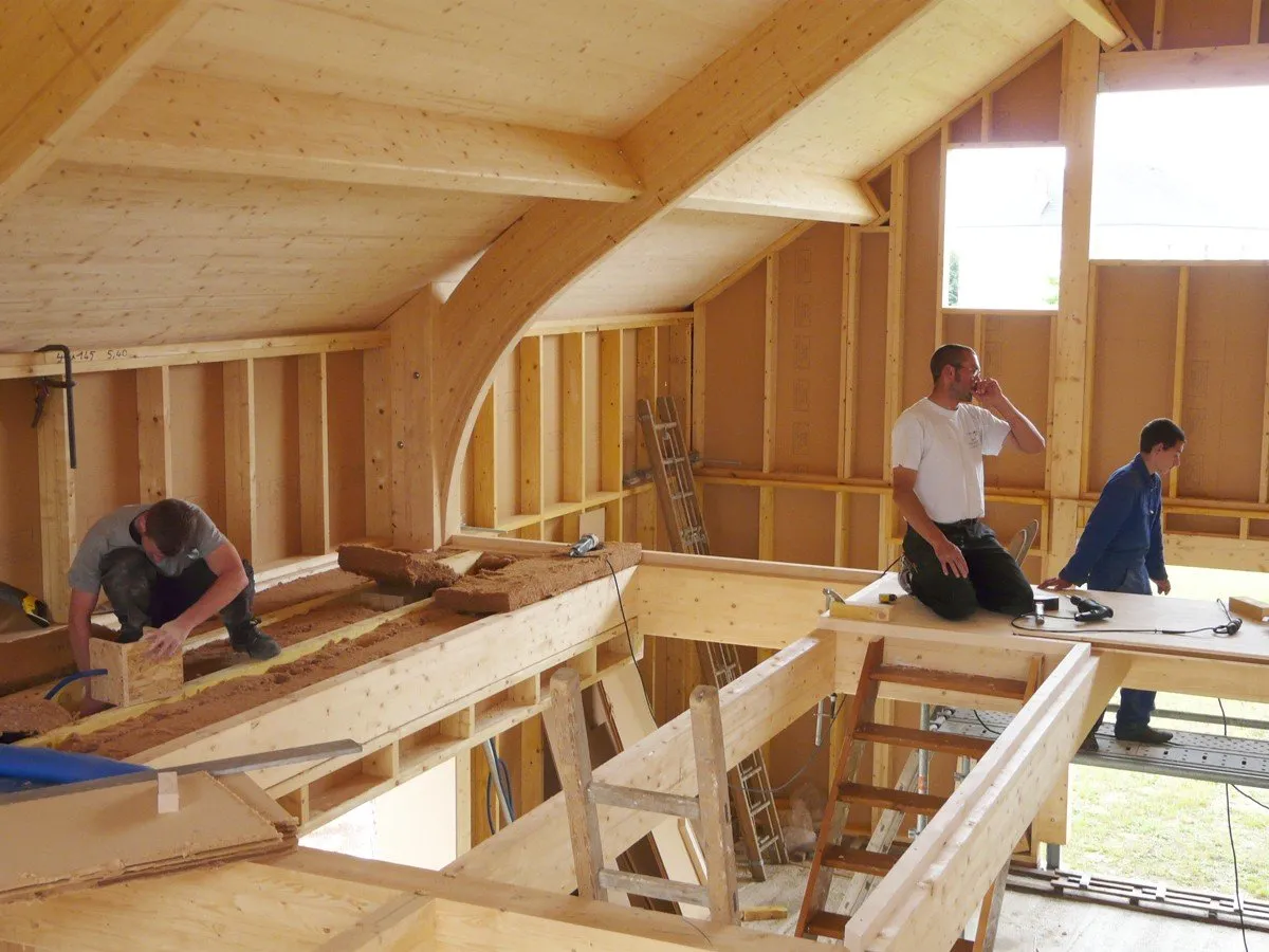 Charpentiers Jahier assemblant une structure en ossature bois