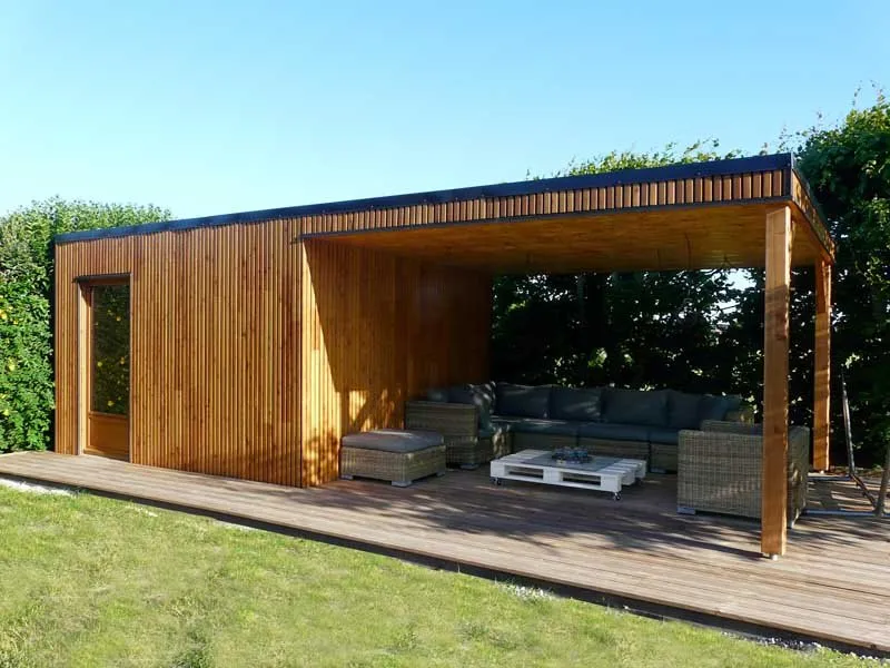 Abri de jardin en bois au design contemporain à toit plat
